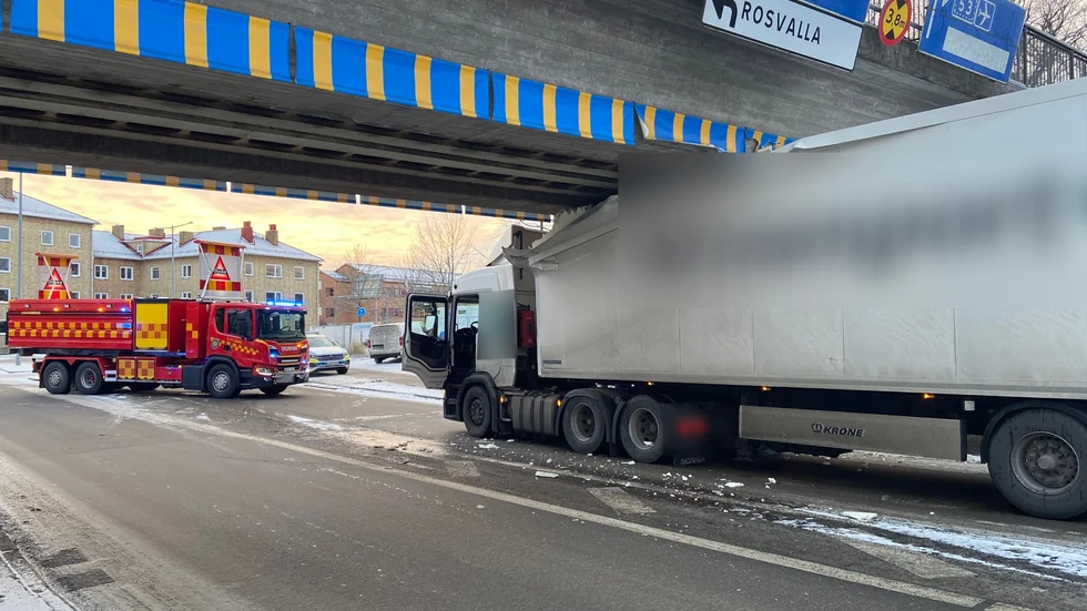En lastbil körde på tisdagseftermiddagen fast i en viadukt på Stockholmsvägen i centrala Nyköping.