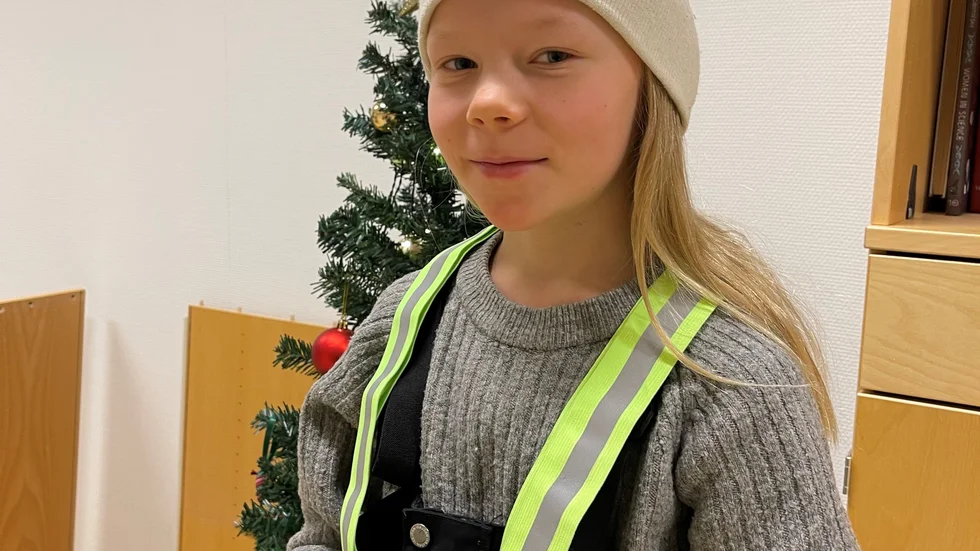 Kelly Wälitalo från årskurs fyra i Jukkasjärvi skola har gått 7,4 kilometer till och från skolan under elva skoldagar i november. Hon fick en reflexsele och tre badkort som belöning. 