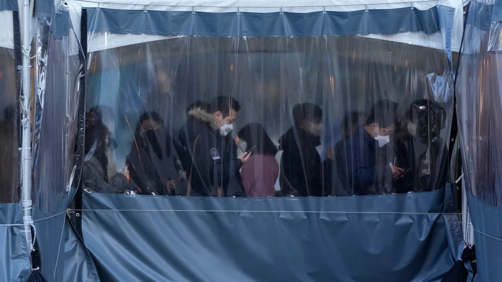 Sydkoreaner i kö för att testa sig för covid-19 i Seoul.