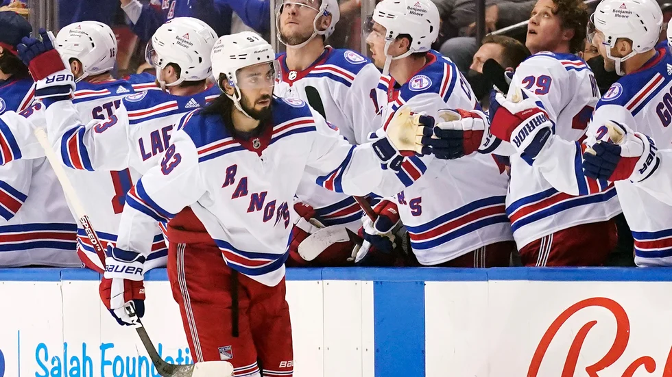 Mika Zibanejad firar med lagkamraterna. Arkivbild.