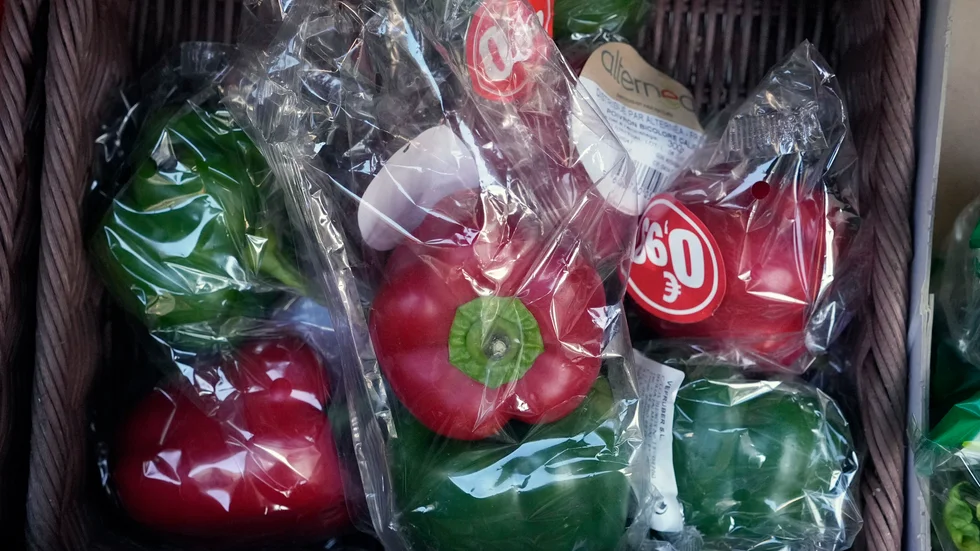 I Frankrike får inte grönsaker vara förpackade i plast längre.