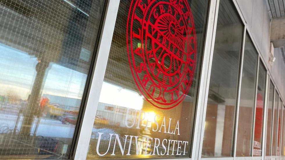 Nästa vecka skriver juriststudenter i Uppsala terminstenta på plats i universitetets tentasalar, något som väckt stor kritik bland studenterna. Men de är långt ifrån ensamma om att skriva höstterminens sista tenta nästa vecka och fulla tentasalar skapar en "orolig miljö", enligt en tentavakt.