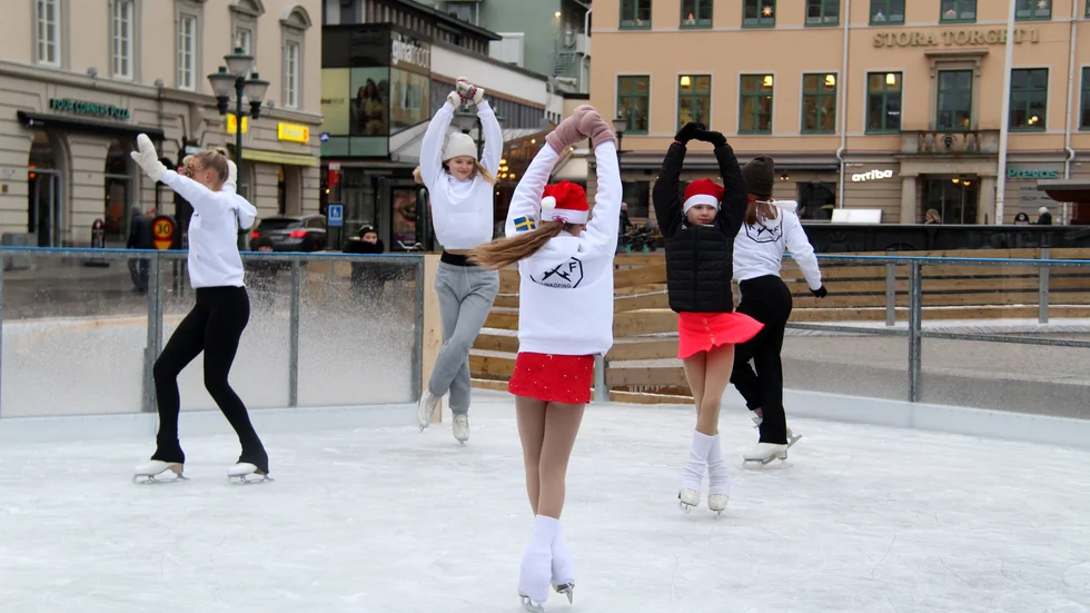 När den nya satsningen på Stora torget i Linköping, som har fått namnet "Vinterlandet", invigdes under torsdagsförmiddagen var ungdomar från Linköpings Konståkningsförening snabba ut på isen.