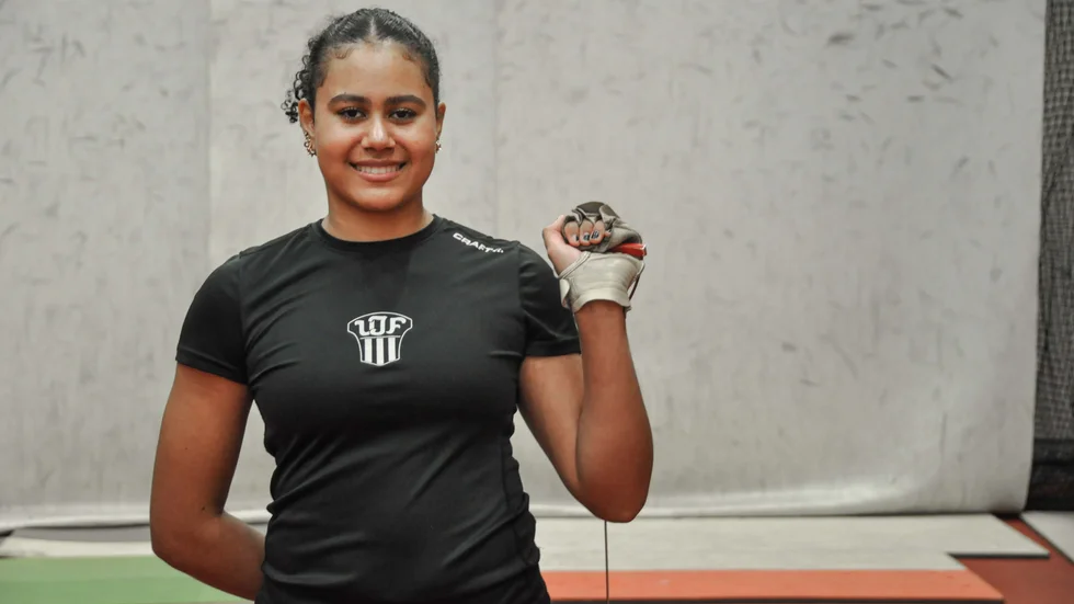 16-årige Patricia Kamga med sin slägga i IFU arena.