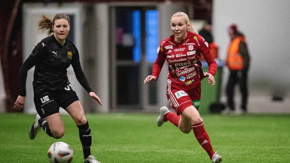 Janina Bramberg har testat A-lagsspel under försäsongen. Hon avgjorde när Piteås F 19-lag vann träningsmatchen mot division ett-laget Notviken, 1-0.