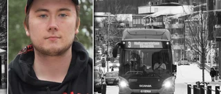 Drygt 1,5 mil promenad till bussen för Simon, 18 • Mamman: "Jag är så himla less på det här busstrasslet"