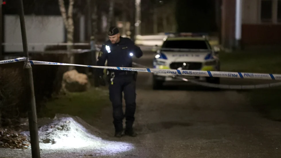 En man har skottskadats och förts till sjukhus i Eskilstuna. Polisen larmades till stadsdelen Skiftinge sedan boende där hört flera höga smällar.
