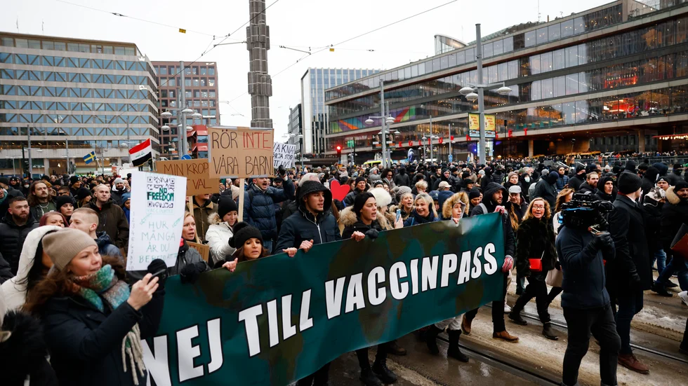 Vaccinmotståndare samlades på Norrmalmstorg i Stockholm och tågade därefter längs Hamngatan till Sergels torg.
