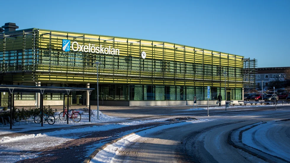 Redan nu, innan ytterligare fyra klasser ska börja, är utrymmena inte tillräckliga i Oxelöskolan, skriver signaturen "Lärare."
