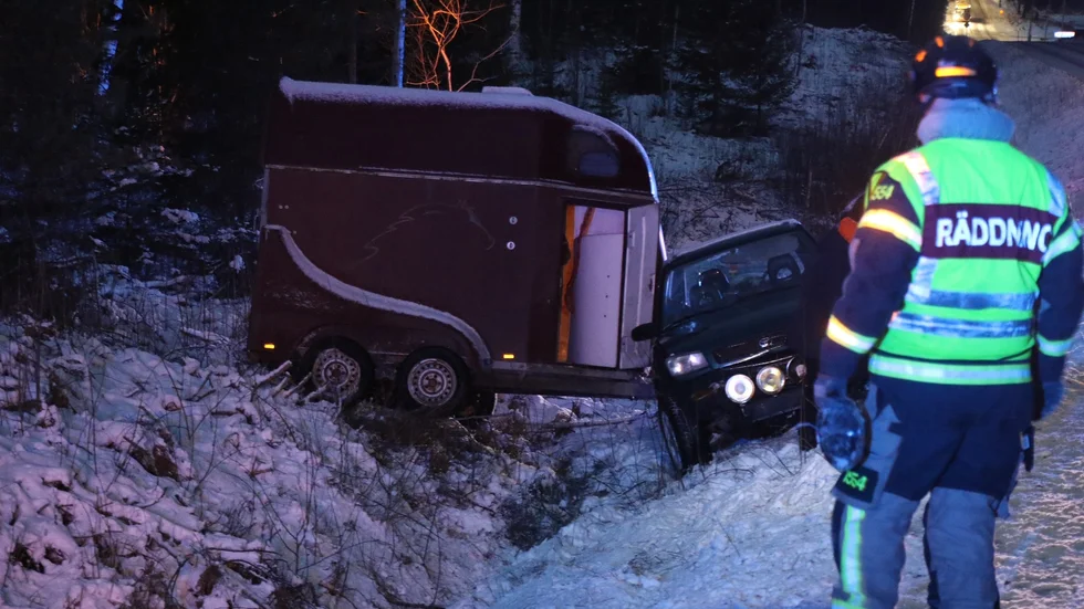 En bil med hästtransport hamnade i diket. Ingen ska ha kommit till skada.
