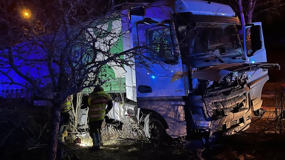 Lastbilen blev stående halvvägs in i en villaträdgård. I samband med olyckan uppstod ett omfattande bränsleläckage. En okänd mängd diesel rann ut ur fordonets tankar, kanske upp emot 800-900 liter.