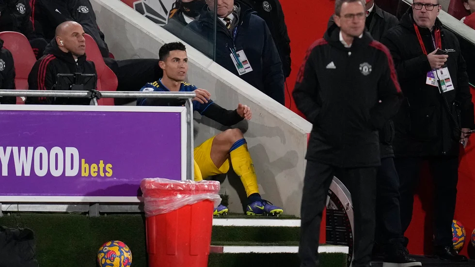Cristiano Ronaldo är missnöjd efter att ha blivit utbytt.