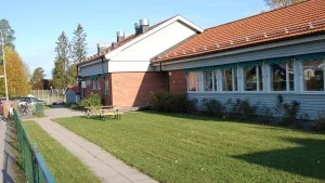 Heby kommun vädjar till föräldrar som har möjlighet att hålla sina barn hemma från förskola och fritids den här veckan och nästa. På bilden syns förskolan Leklandia i Östervåla, som tvingas hålla stängt under torsdagen och fredagen.