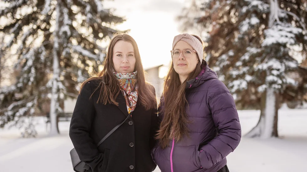 Veronika Wijk Jolborn och Patricia Rodriguez läser till läkare, men är kritiska mot hur antagningen till senare terminer sker.  Patricia Rodriguez tillhör dem som lottats in och inte vet om de får gå nästa termin.