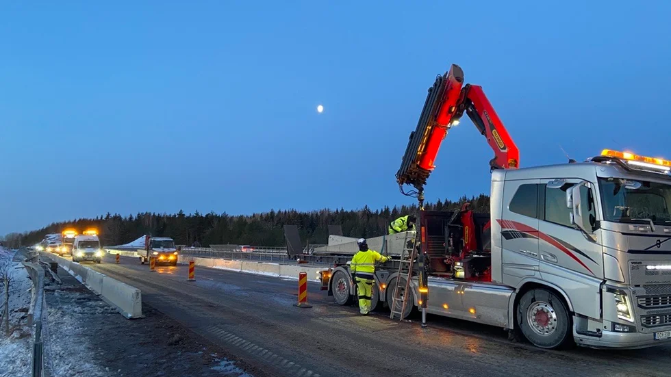 Reparationsarbete vid E4 Vagnhärad efter olyckan tidigare i år. Nu ska den skadade delen av bron repareras.