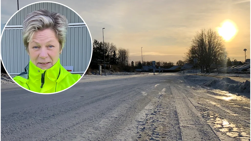 "Det bildades isskorpor som vi försöker få bort", berättar Marie Ollman efter nattens snöväder. På Brunnsvägen glittrar isgatan i solskenet.