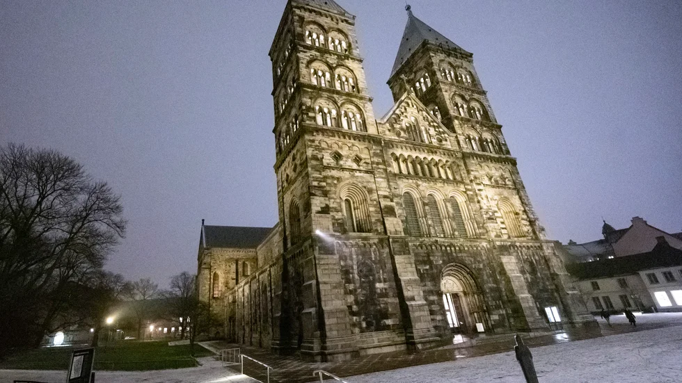 De pyramidformade tornspirorna på Lunds domkyrka måste lyftas av under renoveringen. Arkivbild.