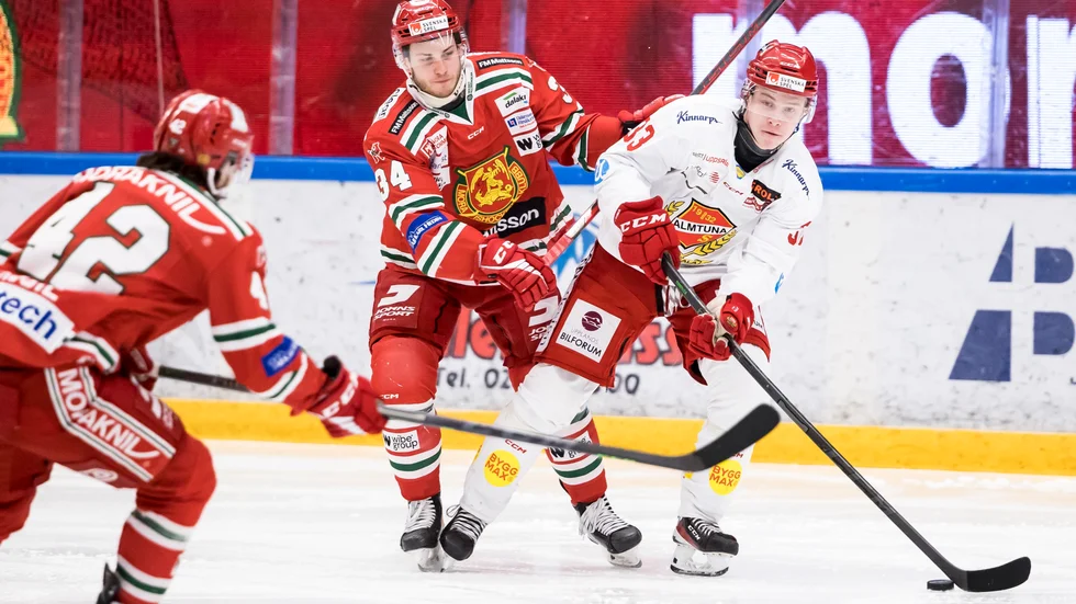 Oskar Asplund (t h), här i Almtunas match mot Mora för några dagar sedan, kommer att spela för Rögle på torsdagen.