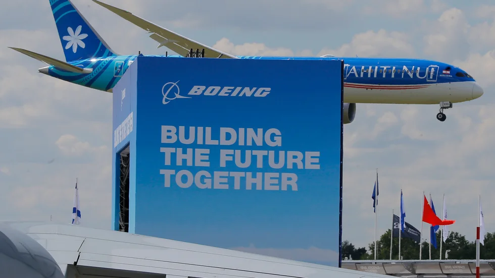 Boeing har problem med Dreamliner-planen, vilket tynger resultatet. Kassaflödet är dock positivt för första gången på nästan tre år. Arkivbild