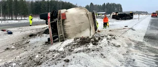 Olycka på E4 vid Ostvik – en till sjukhus • Över 10 000 liter bränsle har läckt ut • Polisen har förhört föraren
