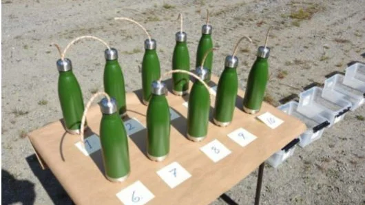 Runt 70 av de 172 termosar som den 49-årige mannen ska ha köpt har varit en unik variant som endast har tillverkats för ett lågprisvaruhus. De tio termosbomberna på bilden undersöks före desarmeringen på Sisjöns skjutfält utanför Göteborg.