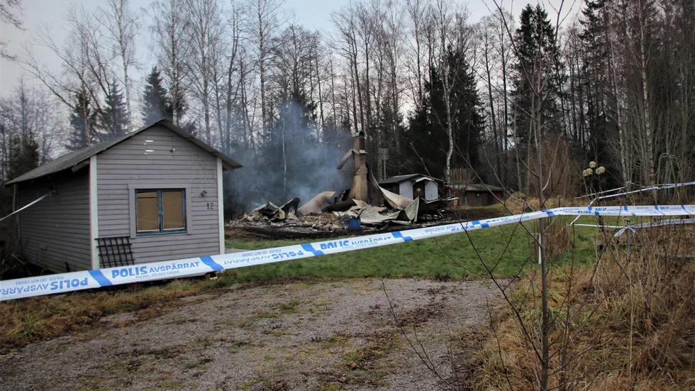 En av sommarstugorna i Karlholmsbruk som utsattes för inbrott och förstördes i en brand. Nu döms en man för stöld.