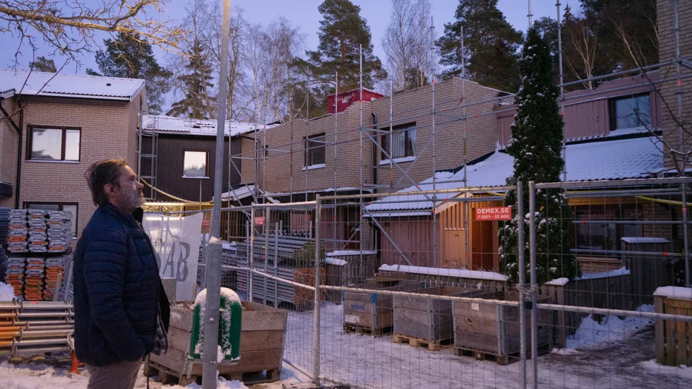Sören Johansson bor intill den brandhärjade längan, och fick tillbringa en natt i en evakueringslägenhet. "Lågorna stod fem meter över taket", säger han.