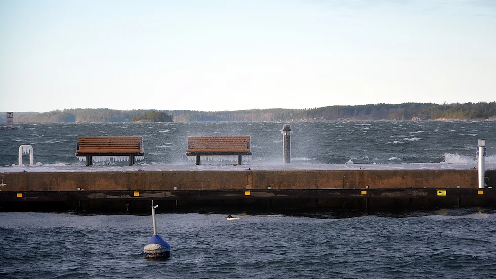 SMHI varnar för skyfallsliknande regn, och hårda vindar.