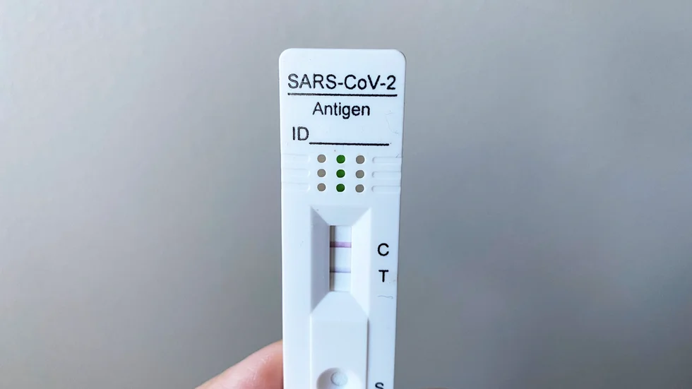 Ett positivt antigentest räcker nu för att bekräfta att du har covid-19. Tidigare behövde antigentestet stärkas med ett PCR-test.