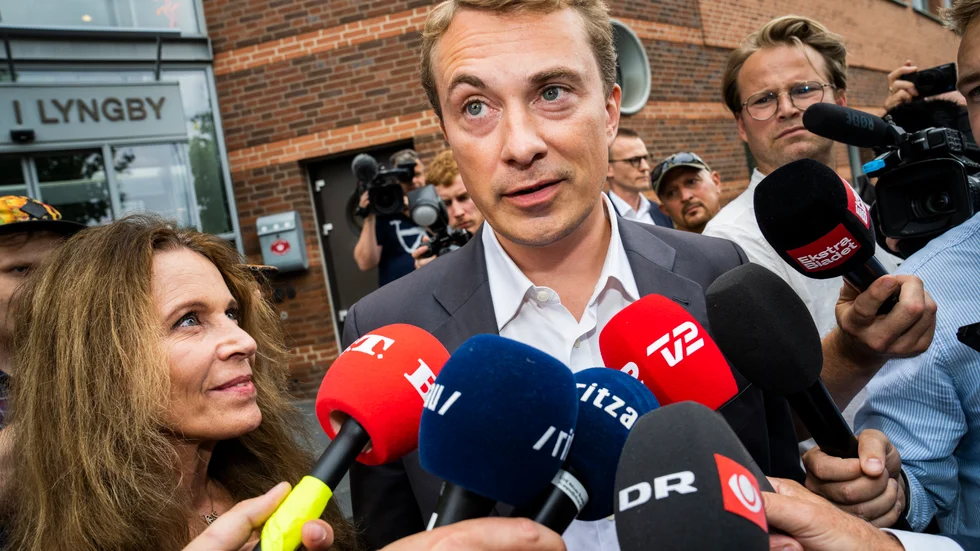Morten Messerschmidt, 41, är ny partiledare för Dansk Folkeparti. Här syns han tillsammans med sin flickvän Dot Wessman, 63. Arkivbild.