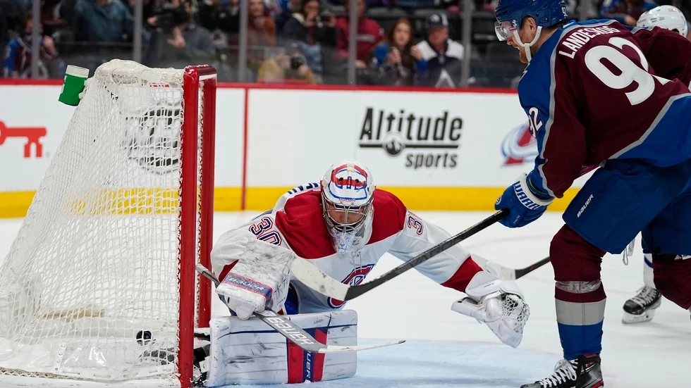 Colorado Avalanche lagkapten Gabriel Landeskog, till höger, sätter segermålet mot Montreal Canadiens på övertid i lördagens match.