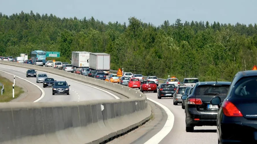 Köer. Ett skäl till att man valt att flytta beläggninsgarbeten till natten är för att man vill undvika köer.