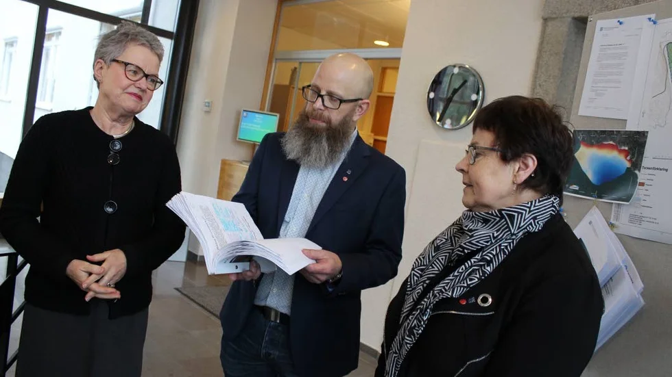 Mottog listor. "Det får en inverkan men det är lite att fundera på. Vi hör ju de som säger att bygget kommer att bli jättebra, men det har vi inga namnlistor på", säger Anders Bevemyr (S), kommunalråd. Yvonne Persson (M) och Gerd Aronssson (S) tog också del av protestlistorna.