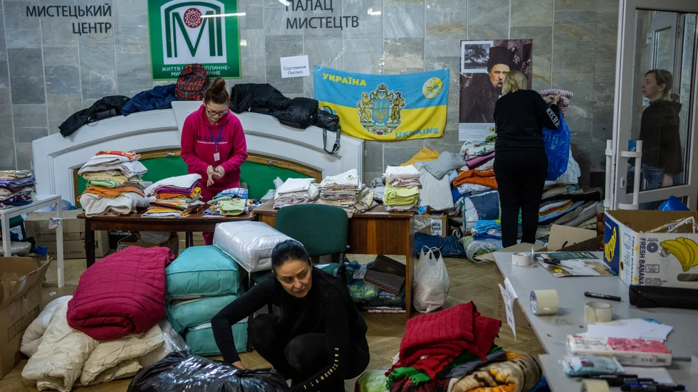 Många civila i Lviv engagerar sig med att dela ut förnödenheter till de interna flyktingar som når staden. 