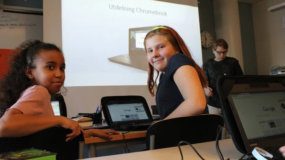 Emma och Dalia var några av alla elever i sexan på Västra Husby skola som sett fram emot att få en egen Chromebook. Nu slipper de dela dator med andra.