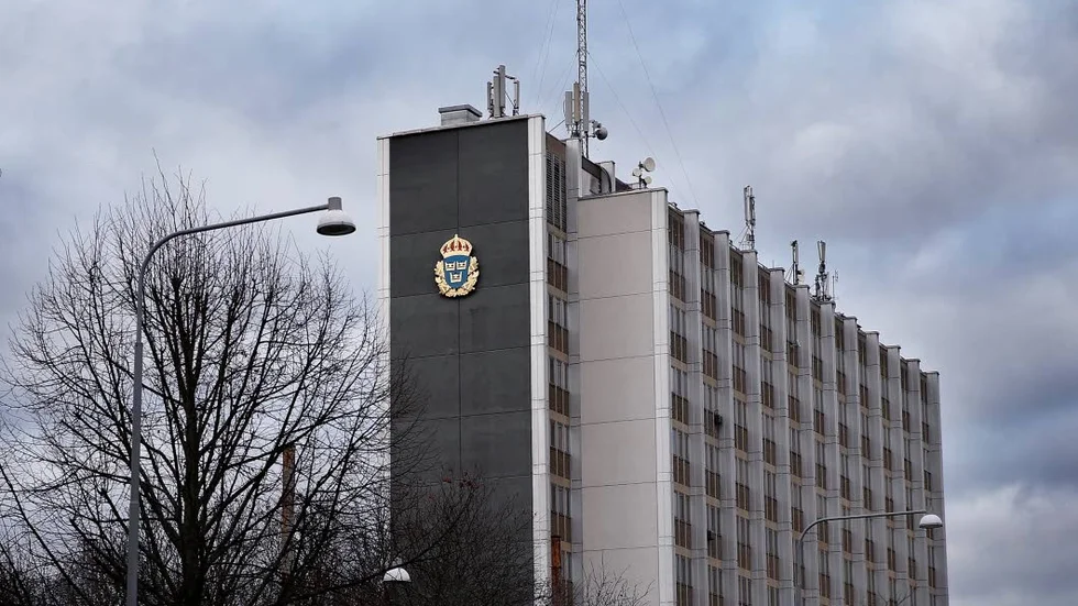 Efter att ha förts till arresten ska 21-åringen ha gjort ett antal hotfulla uttalanden, och åtalas nu för hot mot tjänsteman.