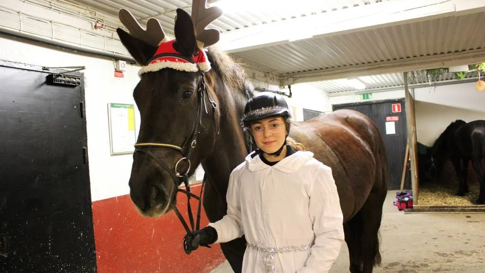 Klara. Ellie Sandell är redo att sitta upp på pyntade Brukne.