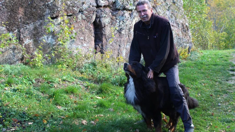 Sten Rosenberg med hunden Trym i ett reportage för några år sedan. Han flyttade till Hälla mellan Söderköping och Valdemarsvik, 2017.