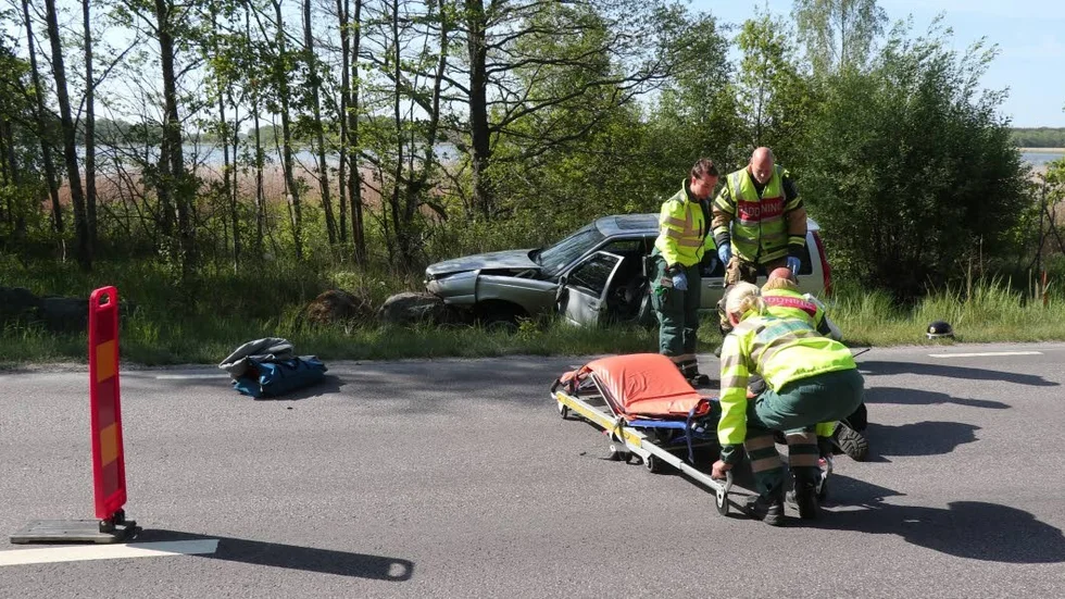 Strandvägen. Två personbilar i sidokollision. Kvinna i 25-årsåldern förd till sjukhus.