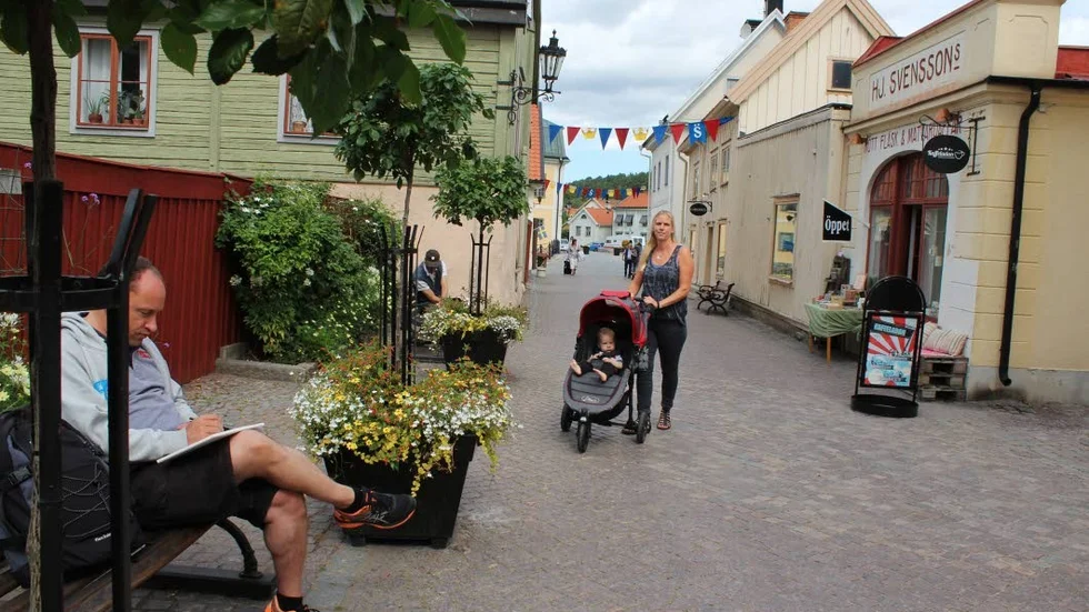 Urnor. Överallt i och runt staden står blomsterfyllda urnor. "Det är väldigt uppskattat. Folk åker hit för att titta på blommorna", säger Angelica.