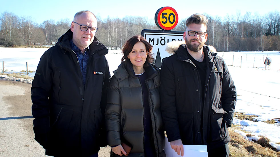 Fastighetschef Viktor Broomé, äldreomsorgschef Catherine Stolffer Suneson och projektledare Kristoffer Gustafsson vid ängen i Eldslösa där vårdboendet ska byggas.