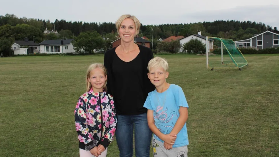 Nioåriga tvillingarna Malva och Mille spelar fotboll i Smedby AIS.