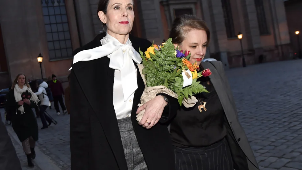 Svenska Akademiens ständiga sekreterare Sara Danius lämnar Akademien, uppger hon själv för journalisterna utanför Börshuset i Gamla stan efter Svenska Akademiens sammanträde på torsdagen. Här promenerar hon i väg med Akademiledamoten Sara Stridsberg.