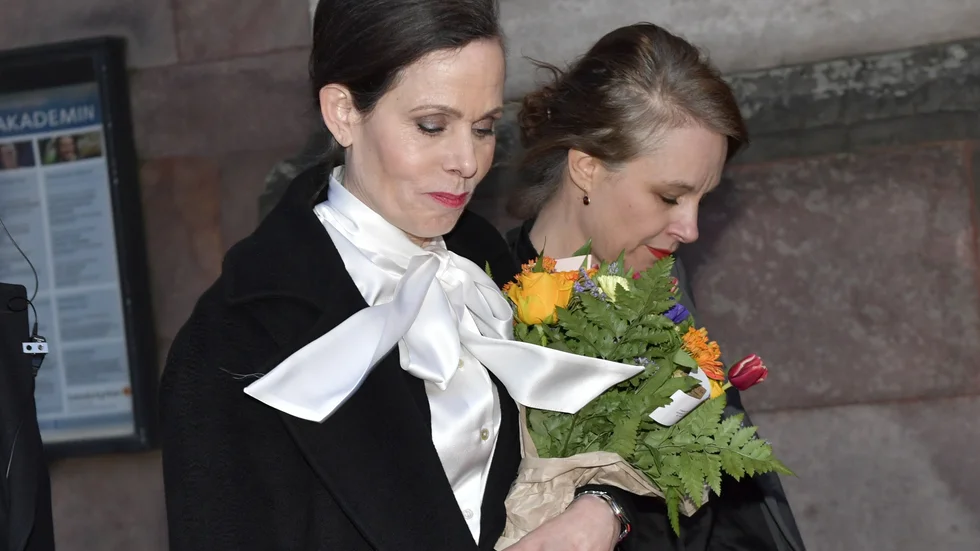 Svenska Akademiens ständiga sekreterare Sara Danius tillsammans med akademiledamoten Sara Stridsberg efter Svenska Akademiens sammanträde på torsdagen. 