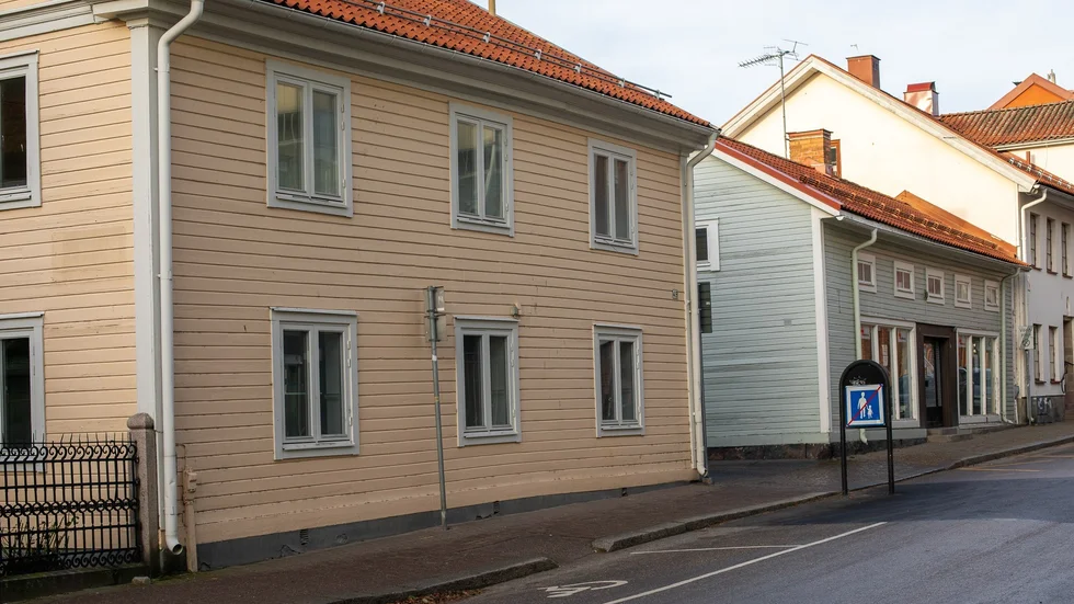De två välkända husen på Västra Trädgårdsgatan har stått tomma i nästan ett år. Nu är de till salu.