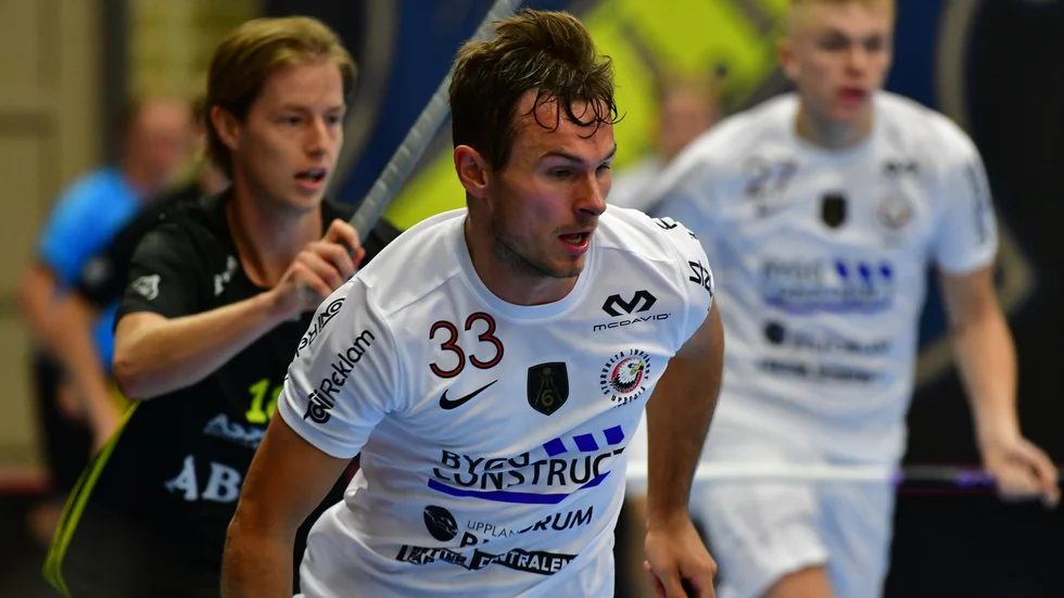 Carl Kostov-Bredberg spelar sitt första derby i Storvretas tröja mot Sirius. Han kommer inte kunna räkna med nåt stöd från övriga i familjen.