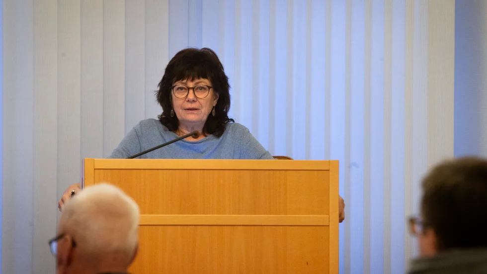 Britt-Inger Hedman (V) kommer att följa Älvsbyns kommuns utredning av den politiska organisationen som inspirerat Arvidsjaurs kommun att förändra sin. "Det är intressant att de ska utreda detta", säger hon. (Arkivbild)