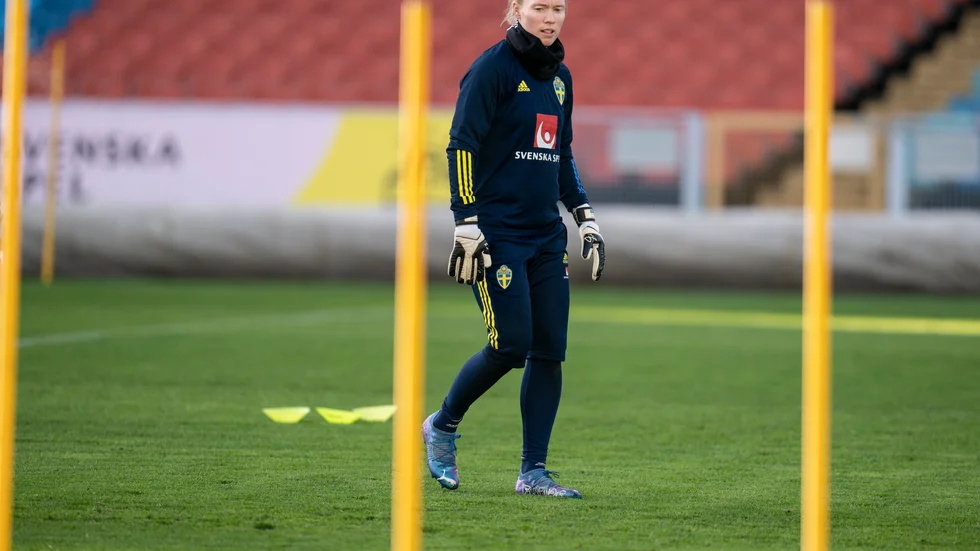 Hedvig Lindahl under tisdagens träning på Ullevi med fotbollslandslaget, inför kvällens VM-kvalmatch mot Finland.
