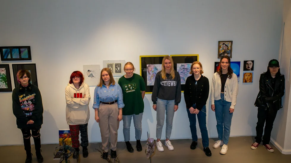 Av de 22 ungdomar som ställer ut på Eskilstuna konstmuseum i år var åtta styckern närvarande då tidningen kom på besök.