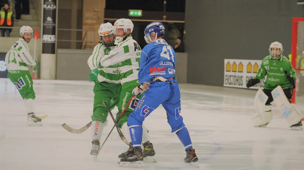 IFK Motala, här Elias Gillgren på offensiv utflykt från sin backplats, hade en tuff kväll i Västerås SK.